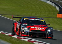 ロニー・クインタレッリ／松田次生のコンビで2016年のSUPER GTチャンピオンを目指すNo.1 MOTUL AUTECH GT-R。今季はすでに、2戦2勝で40ポイントを獲得。次戦の菅生ラウンドは、80kgのハンディウェイトを背負って戦うことになる。（写真＝GTA）