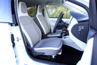 フロントシートには「up!」と同じヘッドレスト一体型のハイバックタイプを採用。