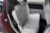 3列目への乗り込みは、2列目シートのサイドレバーで背もたれを前に倒し、スライドすることで可能。また、レバーの下にあるストラップを引くと背もたれがフラットになる。