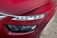 ヘッドランプの上に配置されるデイタイム・ランニングランプは、日本仕様では光量を落としてアクセサリーランプになるはず。