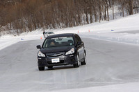 右の前後に「ガリットG5」、左の前後には特製の“クルミなし”「ガリットG5」を履く「レガシィ」。左右のグリップ力の違いは明らかで、発進時には左、制動時には右にハンドルをとられる結果に。