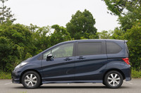 サイドにはキャラクターラインが深く刻まれる。