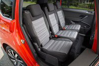 
	シートレイアウトや各席の調整機構などについては、他のグレードと同じ。2列目シートは3座それぞれにリクライニング調整機構や可倒機構が備わる。
	