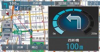 ケンウッド独自のシンプルな交差点案内。曲がる方向の矢印と到達距離が円形の目盛りで表され、直前になると色でも注意喚起する。チラ見でも十分わかる。どうしてもなじめないという人のために、通常の交差点拡大図も用意されている。