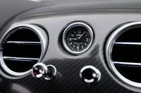 センターコンソールには、機械式腕時計で名高い、ブライトリング社の時計が鎮座する。