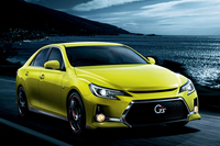 「マークX 350S“G's”」（オプション装着車）。外板色は「マークX」特別仕様車“Yellow Label（イエローレーベル）”のものと同じアウェイクンイエロー。