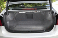 トランクルーム。長尺物を収納するためのスキーホールが備わる。さらに分割式の後席を倒すことで、さまざまな荷物に対応可能。（写真をクリックするとシートの倒れるさまが見られます）