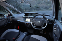 「C4ピカソ」の室内。計器類はダッシュボード中央上段の12インチディスプレイに表示され、その下にはエアコンやオーディオ、ナビゲーションのコントロールと表示を担う7インチのタッチスクリーンが位置する。