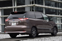 リアビュー。「エスティマ」では、紫外線を99％カットするガラスが全周に採用されている。