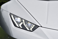 ヘッドライトはフルLED式。