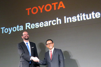 トヨタ自動車の豊田章男社長（写真右）と、新会社のCEOを務めるギル・プラット氏。