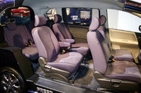 7人乗り仕様車のインテリア（カットモデル）。モビリオと同じ定員ながら2列目をキャプテンシート化、3列目までウォークスルーが可能になった。