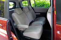 新型プレマシーの「カラクリ7thシート」（真ん中のシート）は、背もたれを下方向に50mm延長、座面のクッションの厚みを15mm、前部分を50mm増やしたことで、座り心地が向上したという。