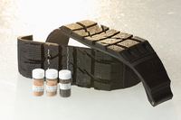 「トーヨーOBSERVE GSi-5」のカットモデル。写真手前に見えるサンプル容器に入っているのは、その氷上性能を支えるクルミの粉末である。
    