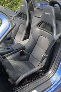 標準で装着されるスポーツバケットシート（日本仕様の場合）。オプションでカーボン製のフルバケットシートも選べる。
    