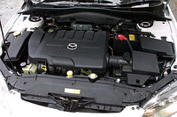 2.3リッター直4DOHCエンジン。1750rpm-6000rpmという広い回転域で、最大トルクの90％を発生することは、ジマンのひとつ。グローバルカーらしく、日本はもちろん、欧州や北米の排ガス規制に対応する。
