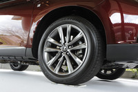 スポーティーバージョンの“Fスポーツ”には、19インチアルミホイールやフロントバンパーなど、専用のエクステリアパーツが与えられる。