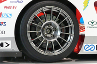 モーターは前に2基、後ろに2基の計4基を搭載。フロントは2基のモーターが発生する駆動力を統合して前軸に伝達、後輪は左右輪それぞれを1基のモーターが駆動する仕組みだ。