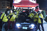 モンテカルロのゴールにて。成績は参加台数322台（出走304台）中、総合42位、カテゴリー（時代別）23位、クラス（時代別、排気量別）14位で、日本人エントラントしては過去最高の成績だった。そういえば昔、「モンテカルロで乾杯」という歌があったっけ。なんとなく思い出しただけだが……。（写真＝OYC 吉野裕仁）