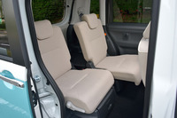 後席はリクライニング機能付き。50：50の分割式で、それぞれ前後に240mmスライドできる。後方に下げると、座面下から引き出して使う収納「置きラクボックス」が利用できるようになる。