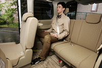 2列目を大人が座れる位置にセットしても、3列目の膝前には余裕がある。