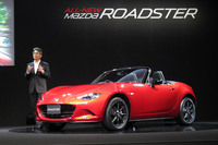 新型「マツダ・ロードスター」と、主査の山本修弘氏。
    
