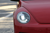 LEDがまるで付けまつ毛のよう。