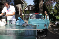 元祖500でフランスから来たカップル。宿の庭で、恐るべき量の旅行グッズを手品の如く収納した。