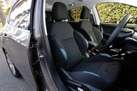 ブルーのアクセントが添えられたフロントシート。表皮の素材はファブリックで、ボディーカラーによっては、ブラック（写真）ではなくグレーのものが組み合わされる。