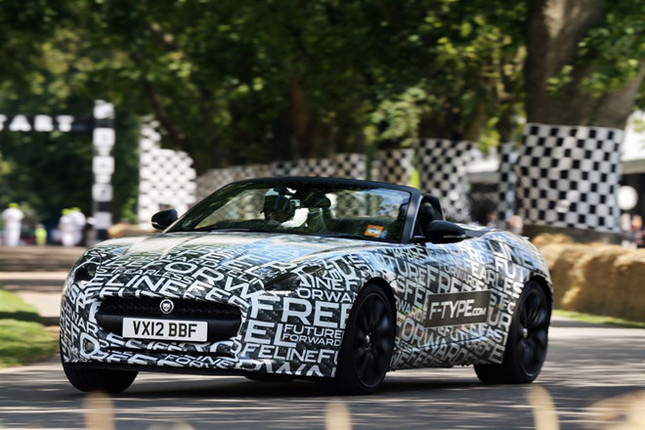 「グッドウッド・フェスティバル・オブ・スピード2012」のヒルクライムイベントに参加する新型「ジャガーFタイプ」プロトタイプ