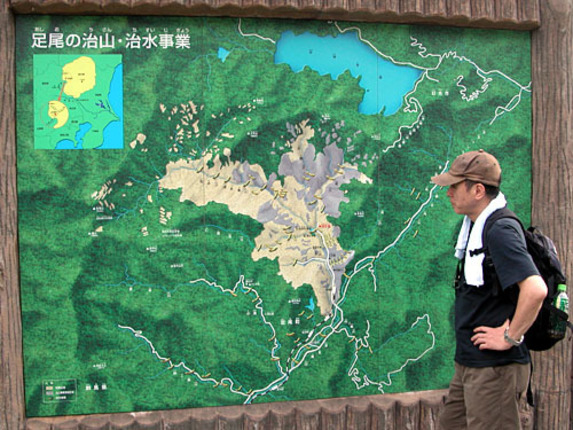 足尾地域の地図。右上にあるのが中禅寺湖。薄茶色の部分が煙害により壊滅的な打撃を受けた荒廃地帯だ。こう見ると、日光の自然が公害の影響を受けなかったのが奇跡的に思える。グレー部分は治山事業実施区域、所々にある黄色い棒は砂防堤防である。