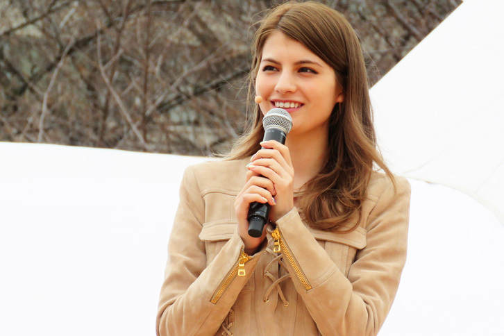 
	運転するのが大好きというマギーさん。会場に展示されたレクサス車の中でどれが一番お気に入りかを問われ「大きいクルマが好きなので『LX』」と回答。
	