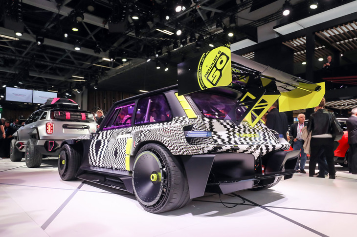 「やっぱりクルマはカッコよくないと！」ということで、最後は「ルノーR5ターボ3E」の後ろ姿で締めましょう。なめまわすように撮りまくりましたよ。これ見るために来たんだから！