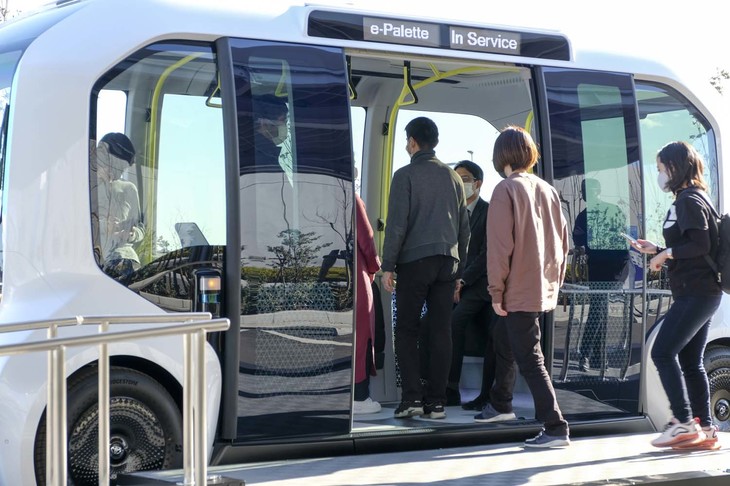 「自動運転レベル4」時代には、乗用車の運転支援機能だけでなく、無人の移動サービスの普及も期待される。写真は2020年時点での「トヨタe-Palette」の実験風景だが、将来的にはこうした輸送機器が身近になるものと思われる。