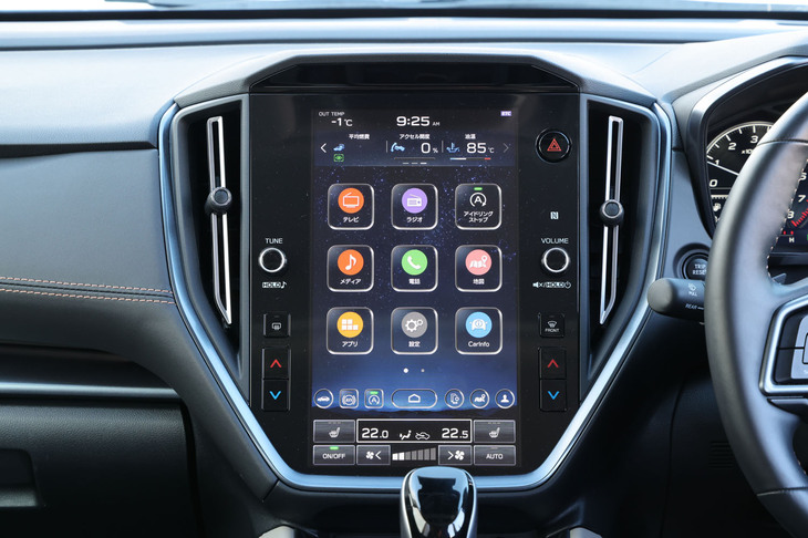 ナビゲーションシステムに位置情報サービス“what3words”の機能を採用。インフォテインメントシステムや操作インターフェイスはスバル最新のものとなっている。