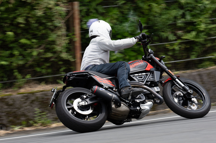 街乗りもロングツーリングも、峠道でのスポーティーな走りも難なくこなす新世代「スクランブラー」。スタイリッシュなのはもちろん、走って楽しく多用途に使える、実に多芸多才なマシンに仕上がっていた。