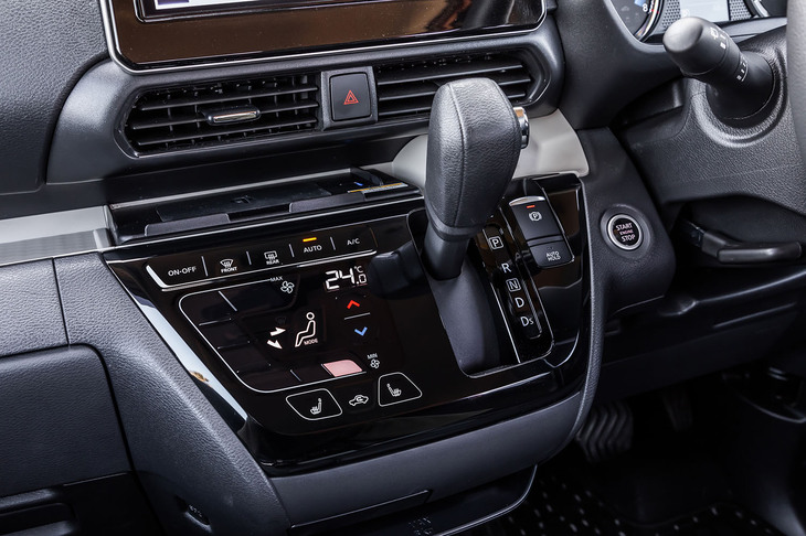 トランスミッションは全車でCVTを採用。シフトセレクターの横にエアコンの操作パネルやシートヒーターのスイッチが配置される。