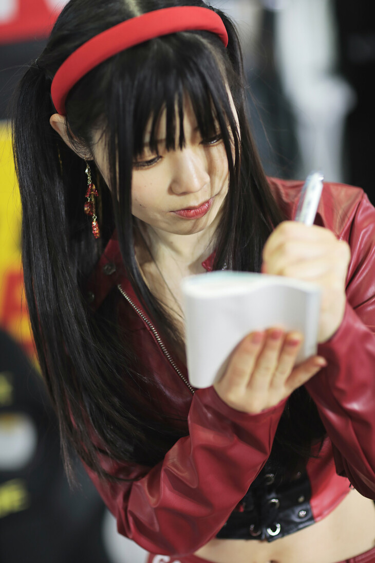 VERTEXブースの喜瀬咲るりさん