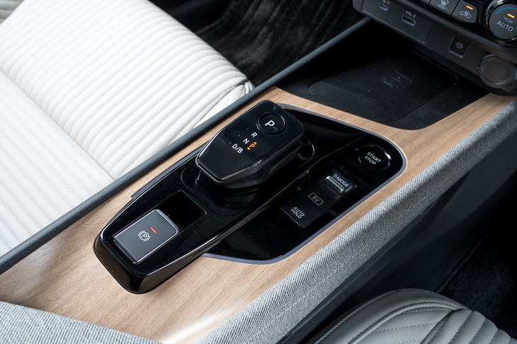 15もの工程を経て製作される木目調パネル。センターコンソールの前方には携帯端末のワイヤレス充電器（オプション）が配置される。