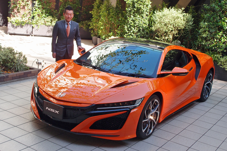マイナーチェンジ後の「ホンダNSX」と、その開発責任者である本田技術研究所 四輪R＆Dセンターの水上 聡さん。