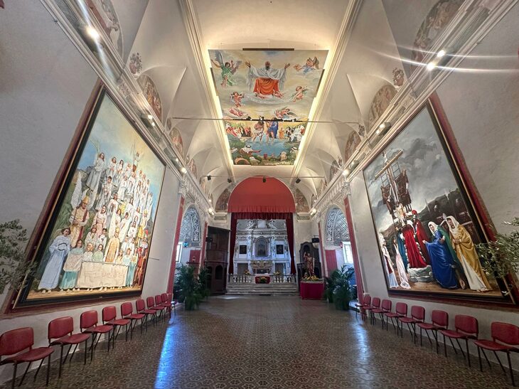 《キリストの洗礼》は、ジウジアーロ氏による既存2作品の頭上に設置された。（Photo：Umberto Giorio）