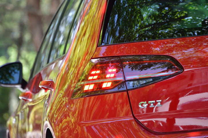 マイナーチェンジでLED式になった、リアコンビランプ。ウインカーの光が流れるように点滅する「ダイナミックターンインジケーター」と合わせてオプション設定される。