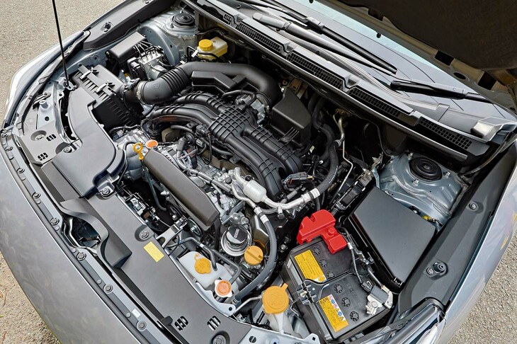 2リッター水平対向エンジンの最高出力は154PS、最大トルクは193N・m。「e-BOXER」搭載車のそれ（最高出力145PS、最大トルク188N・m）と比べると、若干だがパワーもトルクもこちらが上回っている。