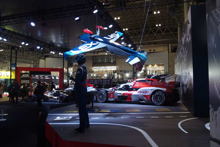 レクサスがサポートする「LEXUS／PATHFINDER AIR RACING」チームのエアレース参戦機体「Zivko Edge 540 V3」の3分の1スケールモデル。