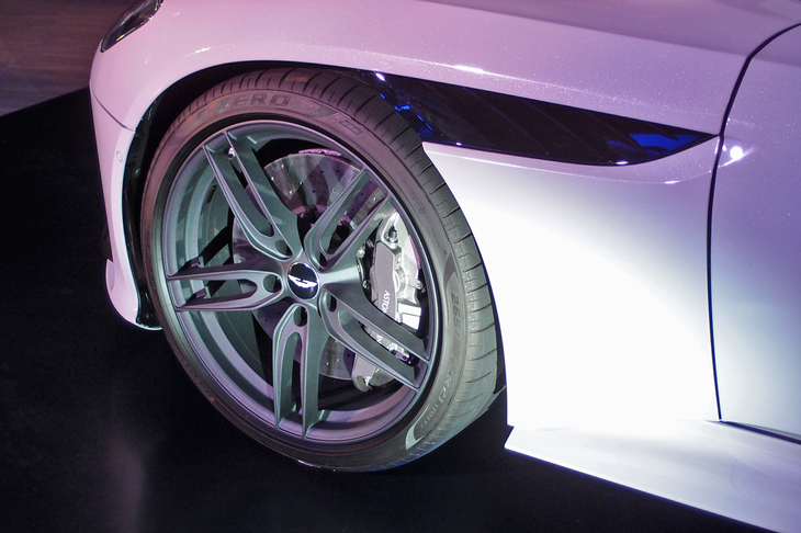 ホイールのサイズは前後とも21インチ。フロントのホイールハウスから後方に伸びるサイドストレーキは、「DB11」のものよりも大きくなっている。