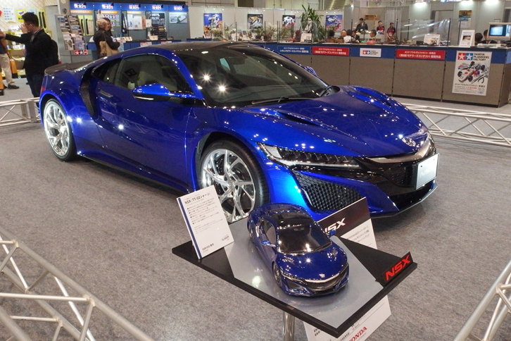 タミヤブースには1/1「ホンダNSX」も展示されていた。手前は1/10電動RC（ラジコン）モデルで、価格は1万2960円。