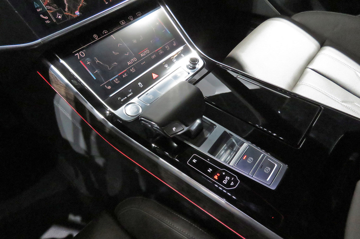 アウディA8 L（センターコンソール）