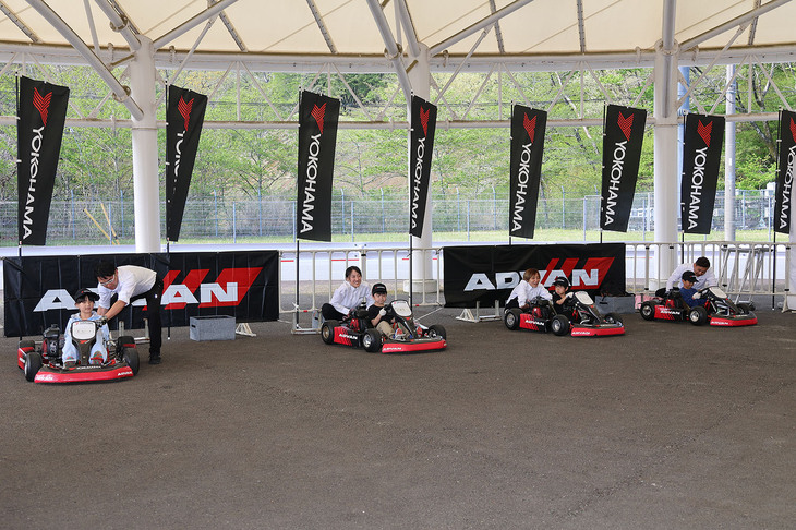 横浜ゴムは、親子カート教室を開催。子どもたちに、ブレーキの重要性から運転する楽しさまで、クルマの魅力を伝えた。ここから将来のF1ドライバーが登場するかも！