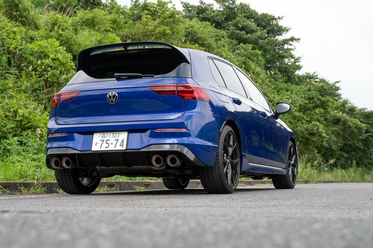 大型化されたリアスポイラーとアクラポヴィッチ製のチタンエキゾーストシステムを装備する。