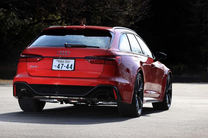 リアまわりではルーフエッジスポイラーとディフューザー付きのバンパーがRS専用装備。ボディー各所のカーボンパネルとオーバルパイプの「RSエキゾーストシステム」はオプションで用意される。